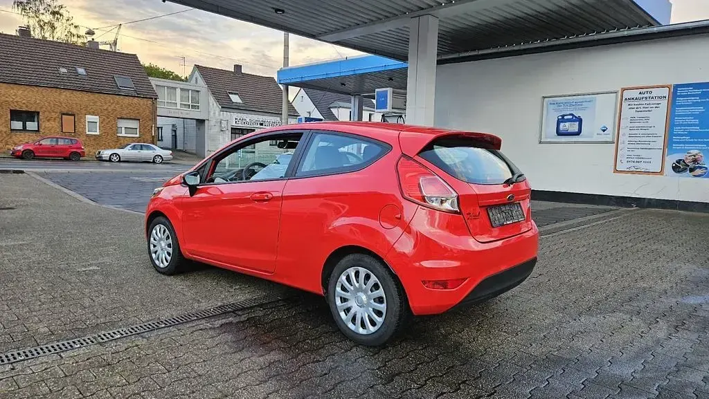 Gebraucht Ford Fiesta Trend 60 PS (44 kW) 2016 Rot Kleinwagen