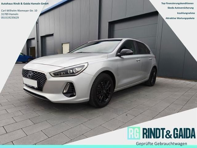 Silber Gebraucht 2017 Hyundai i30 Intro Edition Limousine | 10.970 € (Fairer Preis) - Bild 1/4