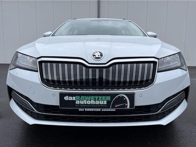 Gebraucht Skoda Superb Ambition 218 PS (160 kW) 2022 Moonweiss (metallic) Kombi