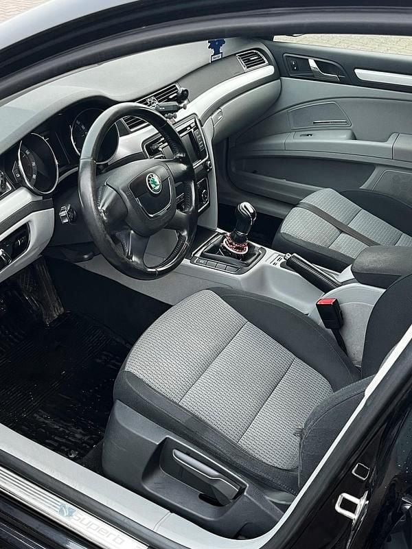 Gebraucht Skoda Superb 125 PS (91 kW) 2011 Schwarz Kombi