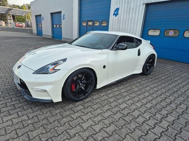 Weiß Gebraucht 2015 Nissan 370Z Nismo Nismo Coupé | 39.999 € - Bild 1/4