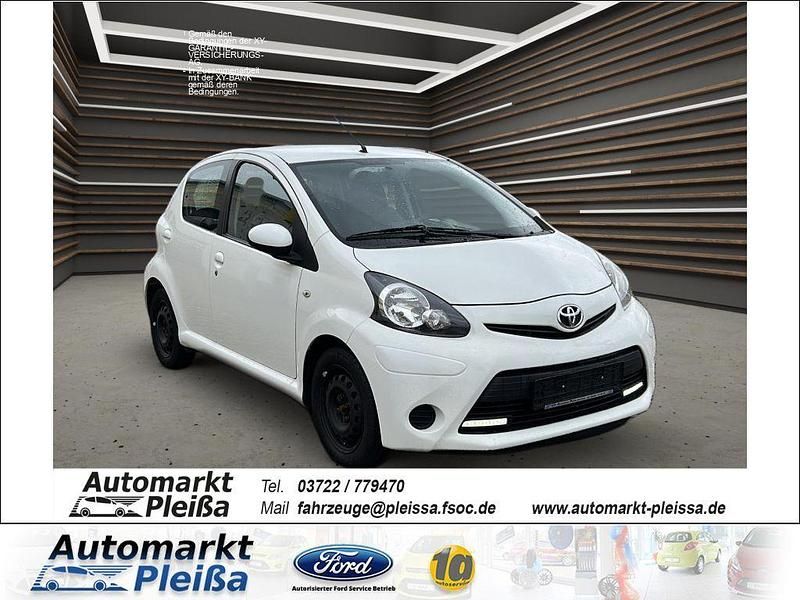 Pianosaweiß Gebraucht 2014 Toyota Aygo Cool Kleinwagen | 5.990 € (Fairer Preis) - Bild 1/4