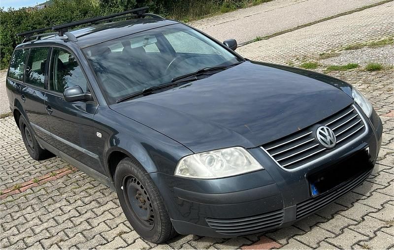 Grau Gebraucht 2001 VW Passat Kombi | 1.450 € (Etwas zu teuer) - Bild 1/4