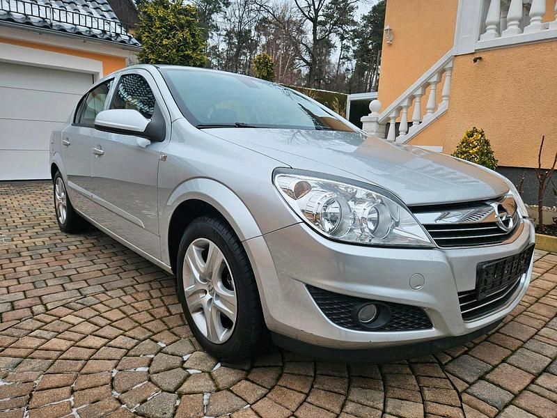 Silber Gebraucht 2009 Opel Astra Limousine | 2.790 € (Fairer Preis) - Bild 1/4