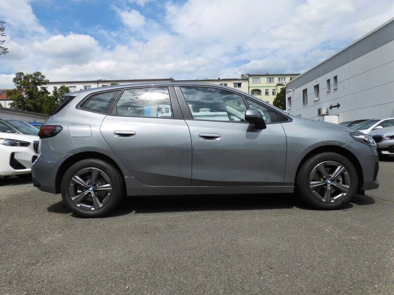 Grau Gebraucht 2024 BMW 220 Active Tourer Van / Kleinbus | 33.490 € (Fairer Preis) - Bild 1/4