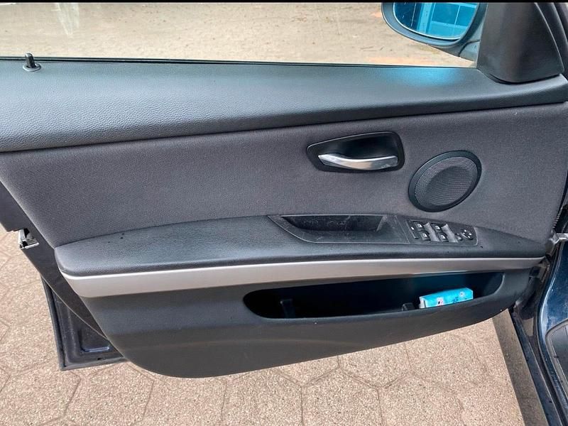 Gebraucht BMW 318 122 PS (89 kW) 2007 Blau Limousine