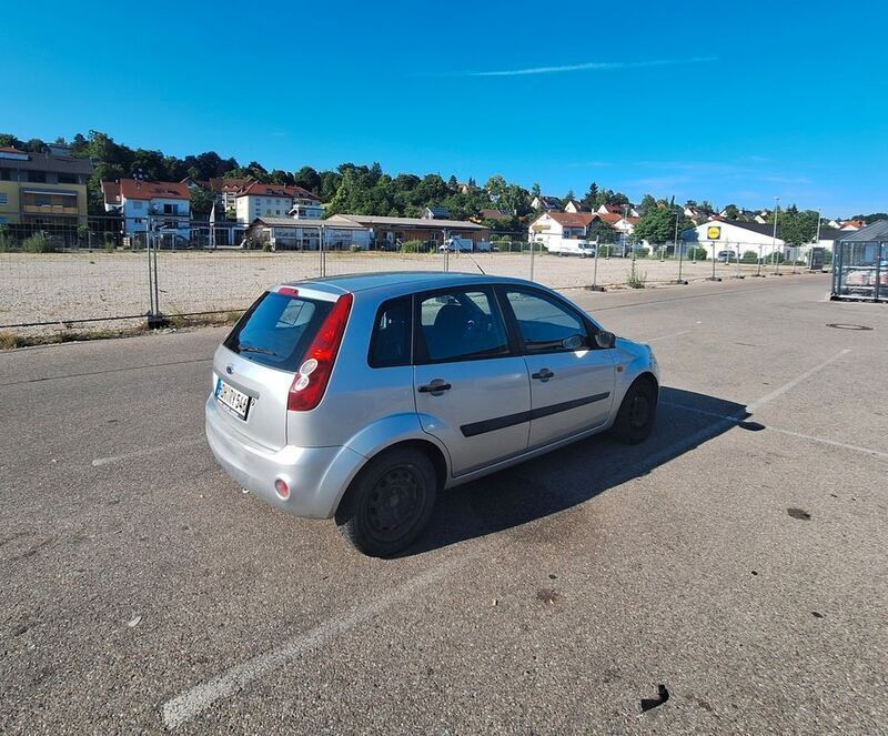 Grau Gebraucht 2007 Ford Fiesta Ambiente Kleinwagen | 1.700 € (Fairer Preis) - Bild 1/4