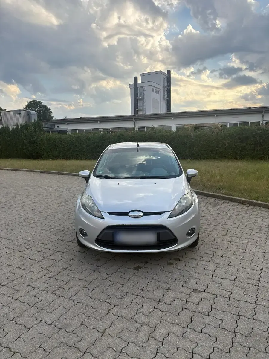 Gebraucht Ford Fiesta 81 PS (59 kW) 2012 Silber Kleinwagen