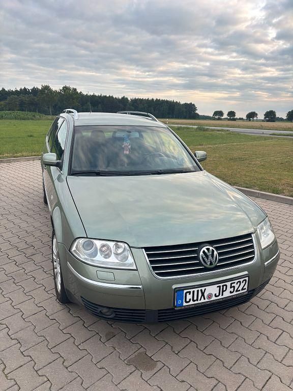 Grün Gebraucht 2003 VW Passat Highline Kombi | 1.800 € (Superpreis) - Bild 1/4