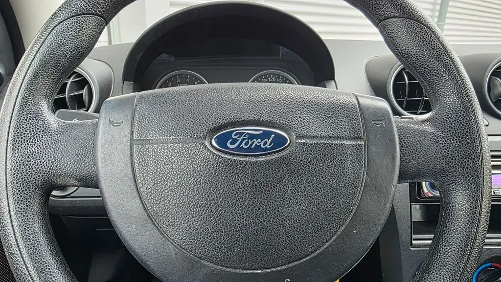 Gebraucht Ford Fiesta Ambiente 69 PS (50 kW) 2005 Schwarz Kleinwagen
