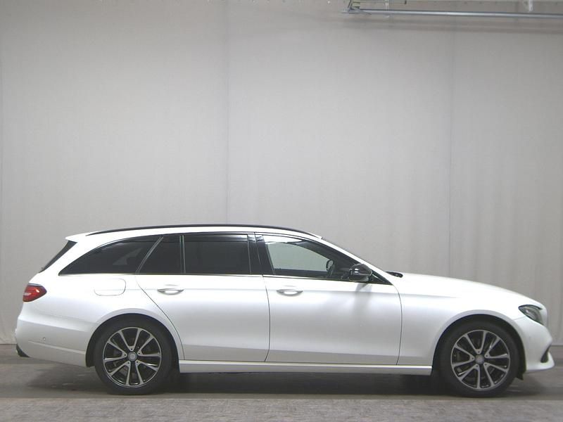 Weiss Gebraucht 2017 Mercedes E220 Avantgarde Kombi | 22.680 € (Superpreis) - Bild 1/4