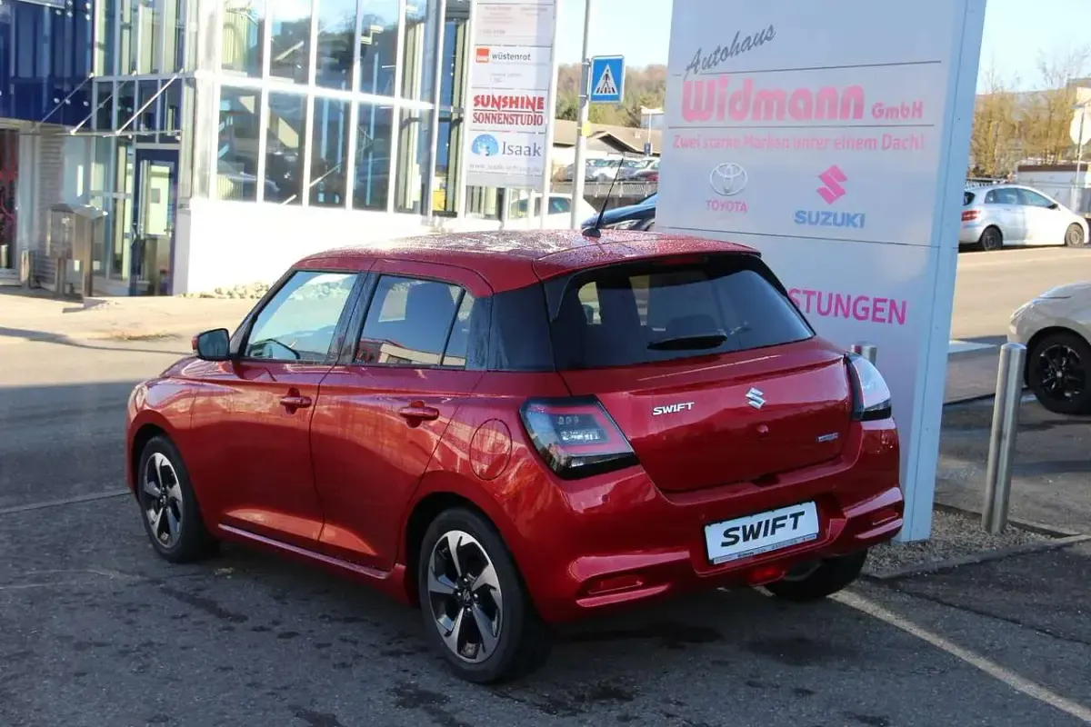 Neu Suzuki Swift Comfort+ 83 PS (61 kW) 2026 Burning red pearl Kleinwagen