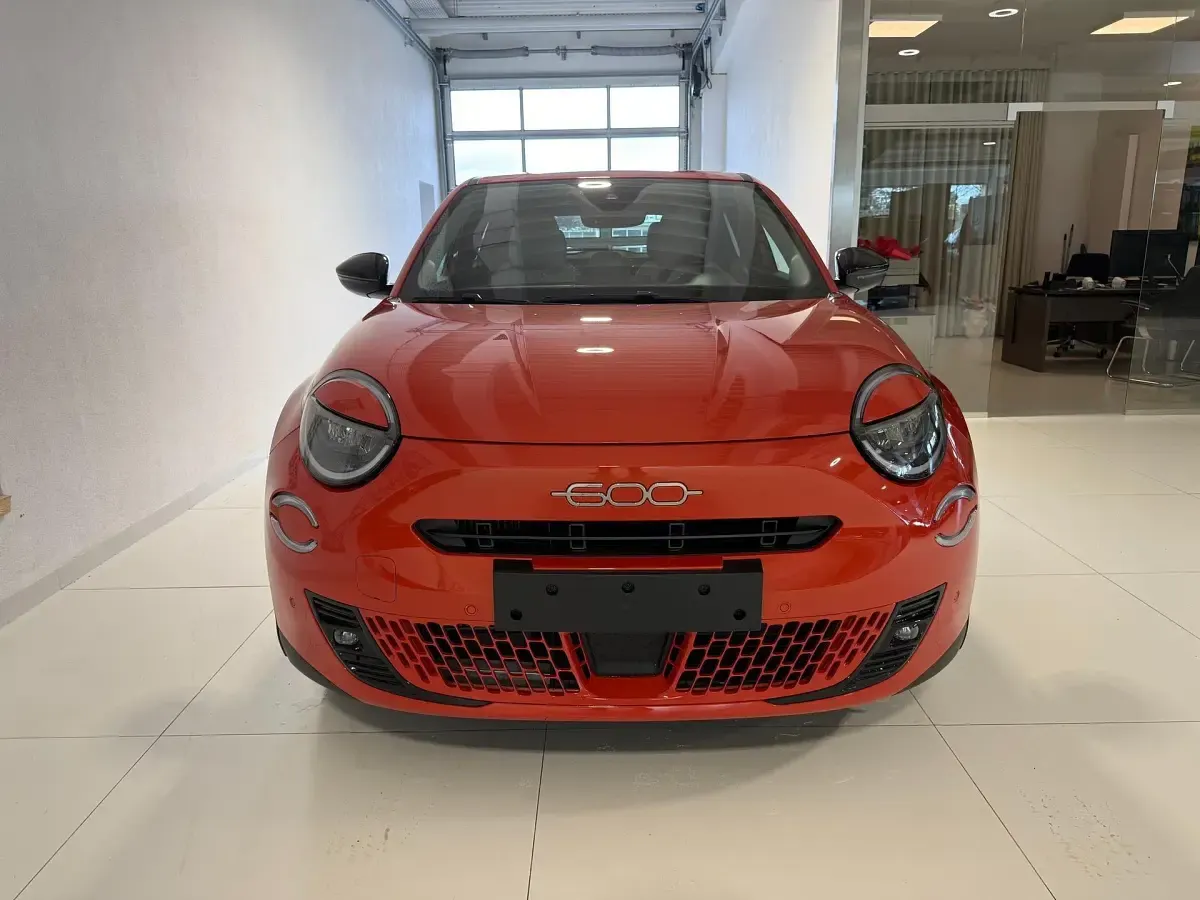 Neu Fiat 600 Dolcevita 145 PS (106 kW) 2026 572 sole orange SUV