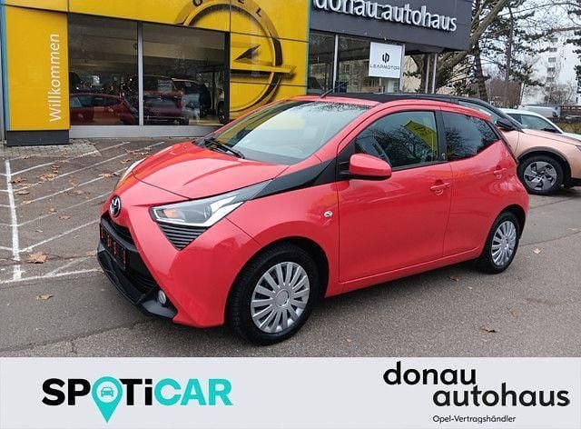 Rot Gebraucht 2021 Toyota Aygo X-play Kleinwagen | 10.990 € (Fairer Preis) - Bild 1/4