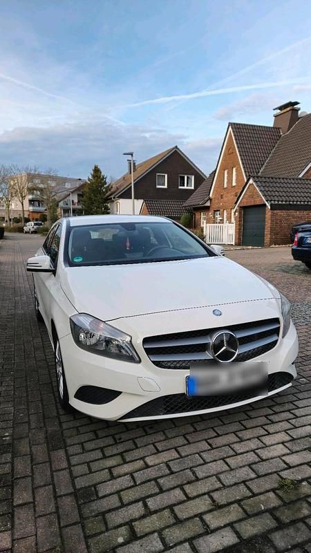 Weiß Gebraucht 2013 Mercedes A180 Kleinwagen | 10.500 € (Fairer Preis) - Bild 1/4