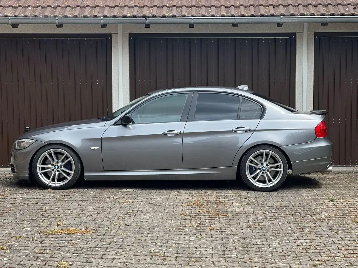 Gebraucht BMW 325 204 PS (150 kW) 2011 Grau Limousine