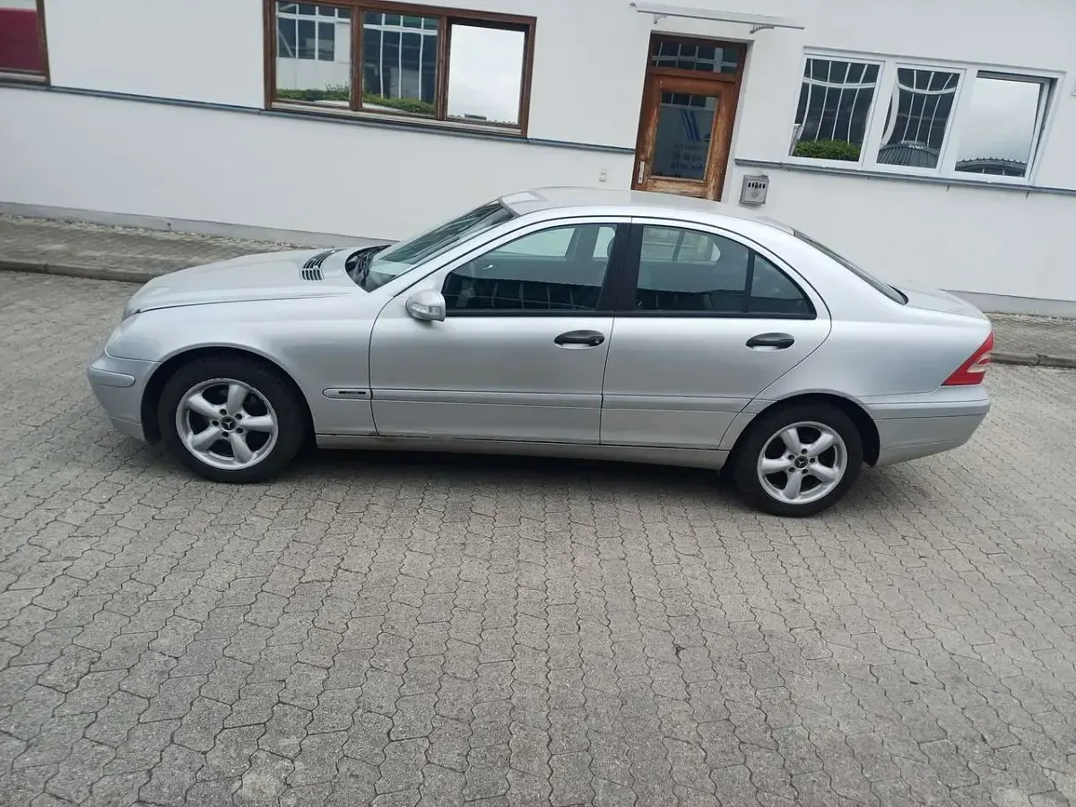 Gebraucht Mercedes C180 143 PS (105 kW) 2003 Brillantsilber  metalliclack Limousine