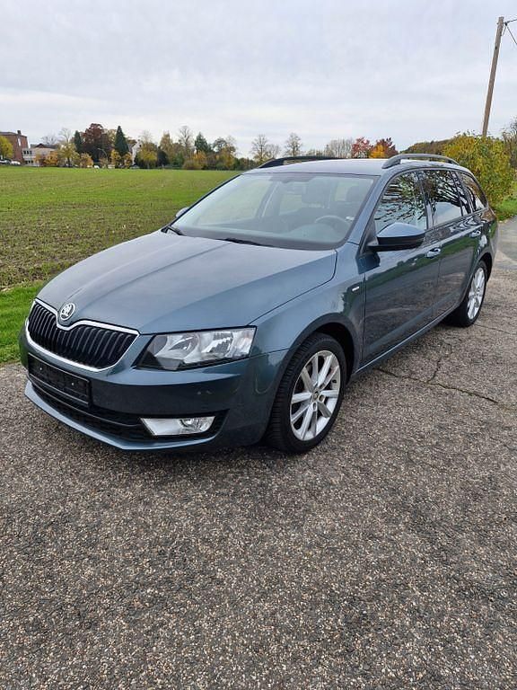 Grau Gebraucht 2017 Skoda Octavia Ambition Kombi | 12.850 € (Fairer Preis) - Bild 1/4