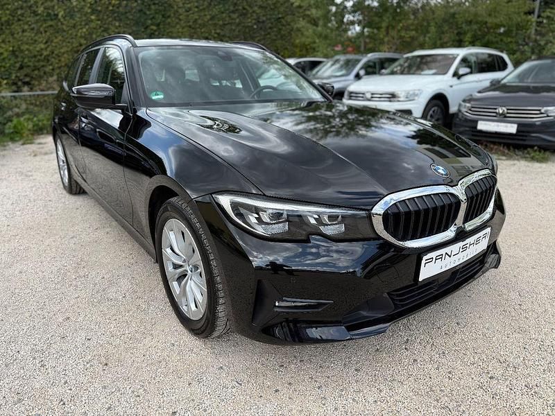 Schwarz Gebraucht 2021 BMW 320 Kombi | 25.999 € (Superpreis) - Bild 1/4