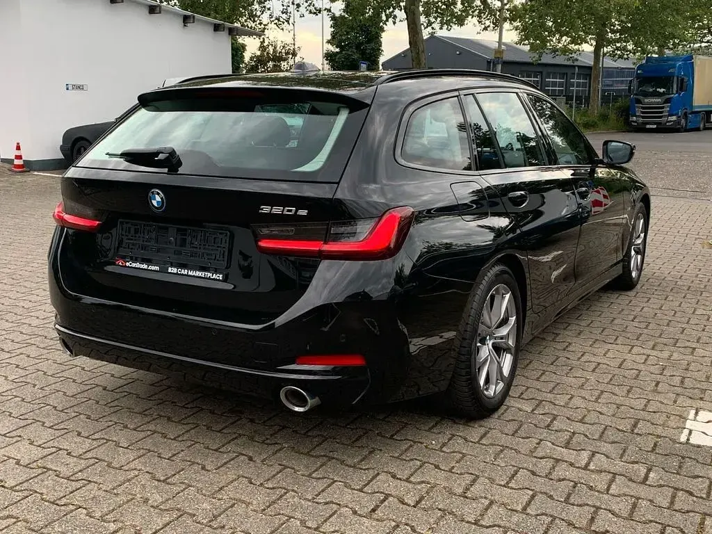 Gebraucht BMW 320 Sport Line 163 PS (119 kW) 2023 Schwarz Kombi