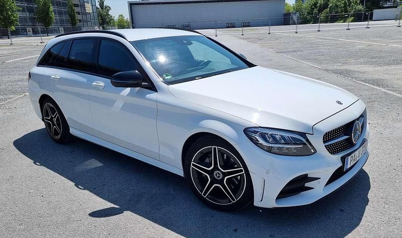 Weiß Gebraucht 2019 Mercedes C200 AMG line Kombi | 25.900 € (Teuer) - Bild 1/4