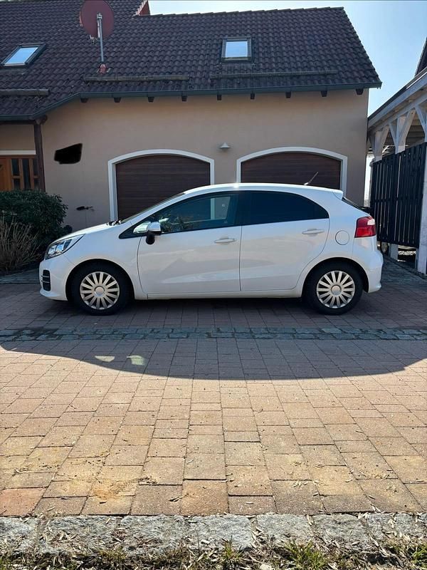 Gebraucht Kia Rio 109 PS (80 kW) 2016 Weiß Kleinwagen