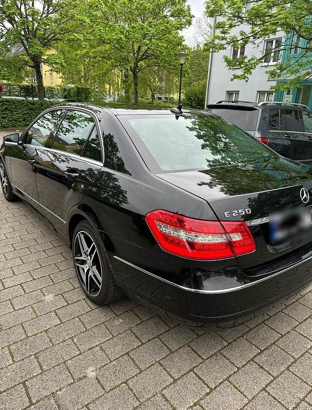 Gebraucht Mercedes E250 204 PS (150 kW) 2012 Schwarz Limousine