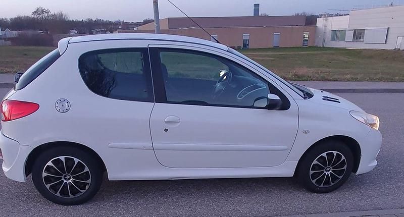 Gebraucht Peugeot 206 73 PS (53 kW) 2010 Weiß Limousine