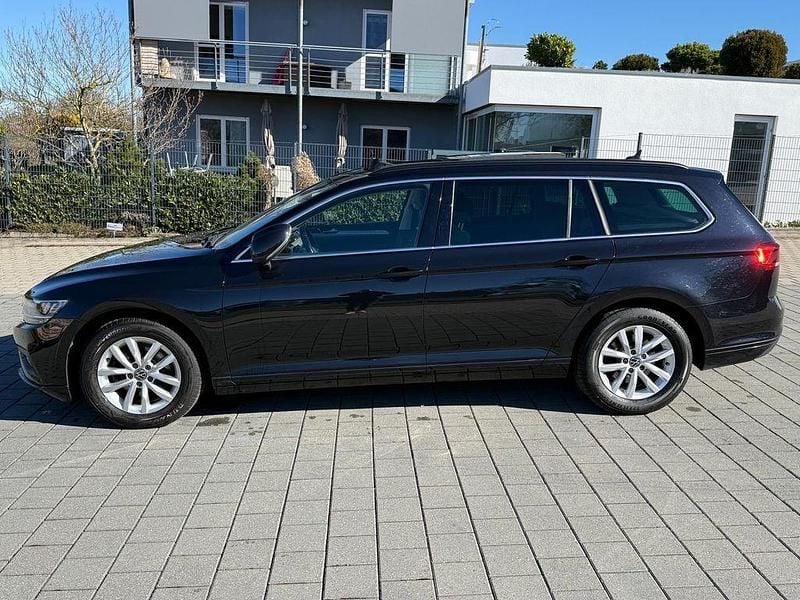 Gebraucht VW Passat 122 PS (89 kW) 2022 Schwarz Kombi