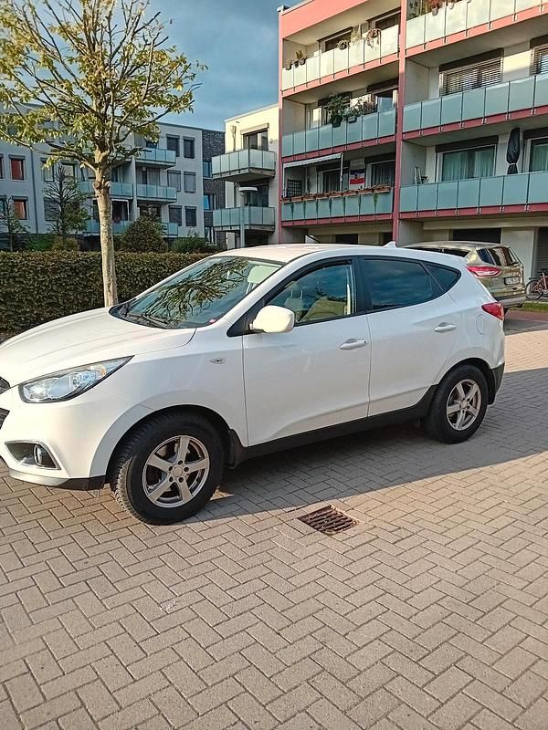 Weiß Gebraucht 2012 Hyundai ix35 SUV | 8.700 € - Bild 1/4
