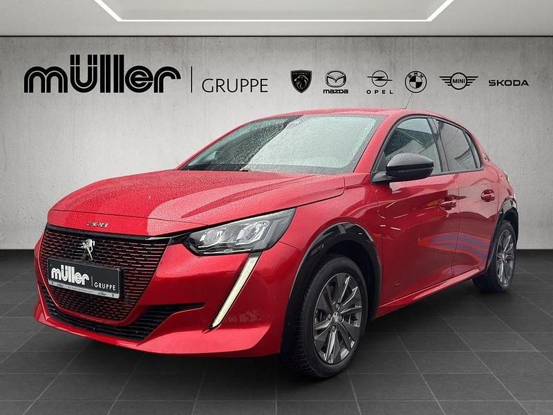 Gebraucht Peugeot e-208 Allure 100 kW (136 PS) 2023 Elixir rot Kleinwagen