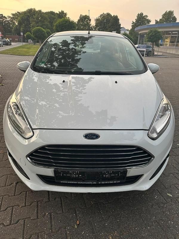 Weiß Gebraucht 2013 Ford Fiesta Titanium Kleinwagen | 5.750 € (Fairer Preis) - Bild 1/4