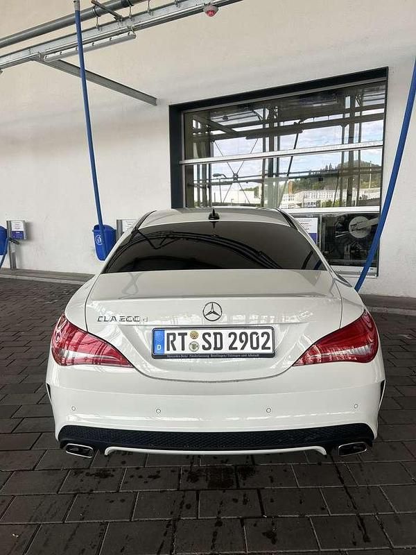 Weiß Gebraucht 2015 Mercedes CLA200 AMG line Coupé | 13.500 € (Guter Preis) - Bild 1/4