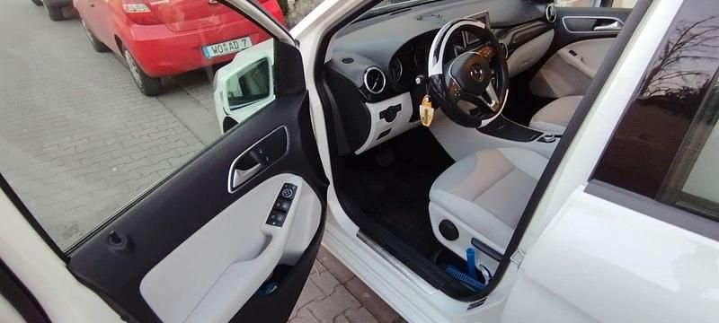 Gebraucht Mercedes B180 109 PS (80 kW) 2012 Weiß Van / Kleinbus