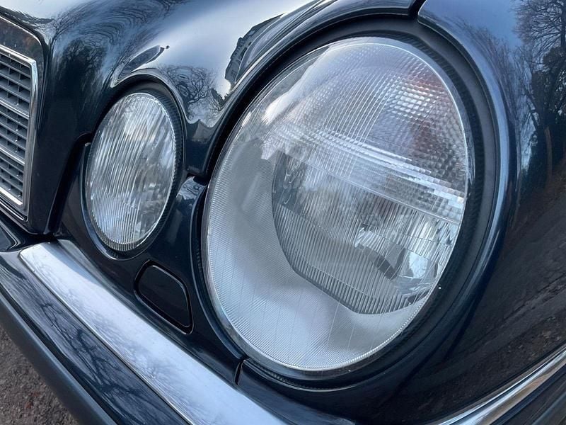 Gebraucht Mercedes E240 Elegance 170 PS (125 kW) 1999 Schwarz Limousine