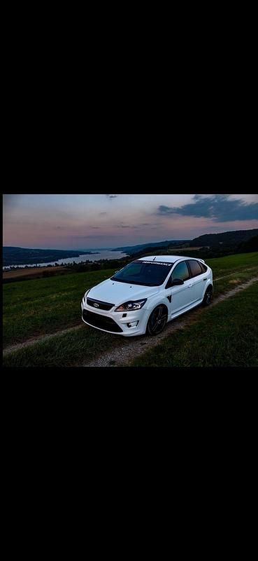 Weiß Gebraucht 2010 Ford Focus ST Limousine | 16.000 € - Bild 1/4
