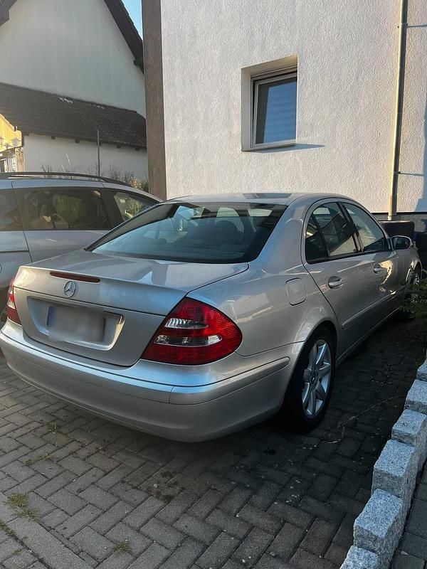 Gebraucht Mercedes E220 Classic 150 PS (110 kW) 2001 Silber Limousine