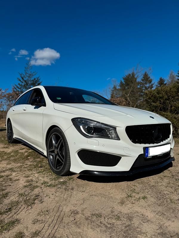 Weiß Gebraucht 2016 Mercedes CLA180 Shooting Brake AMG line Plus Kombi | 14.000 € (Guter Preis) - Bild 1/4