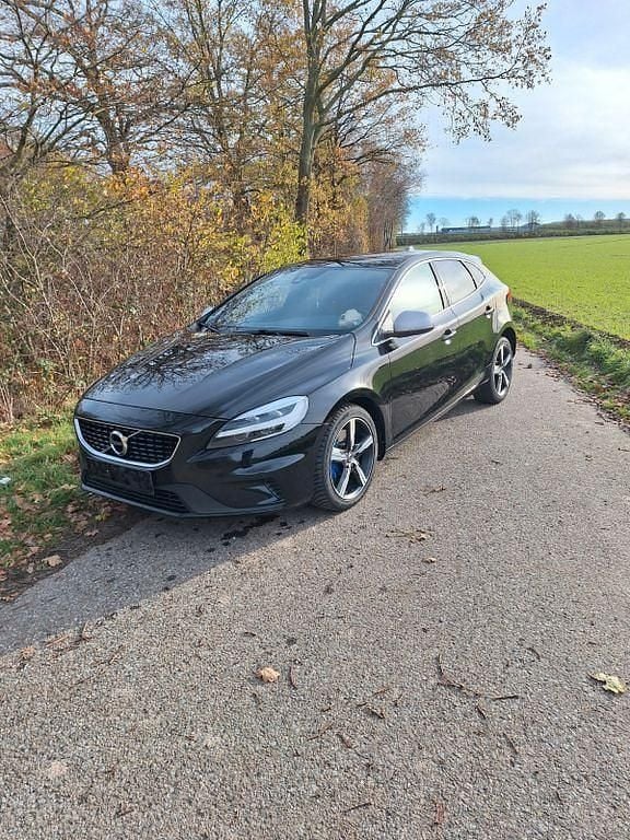 Schwarz Gebraucht 2019 Volvo V40 R-Design Limousine | 14.590 € (Fairer Preis) - Bild 1/4