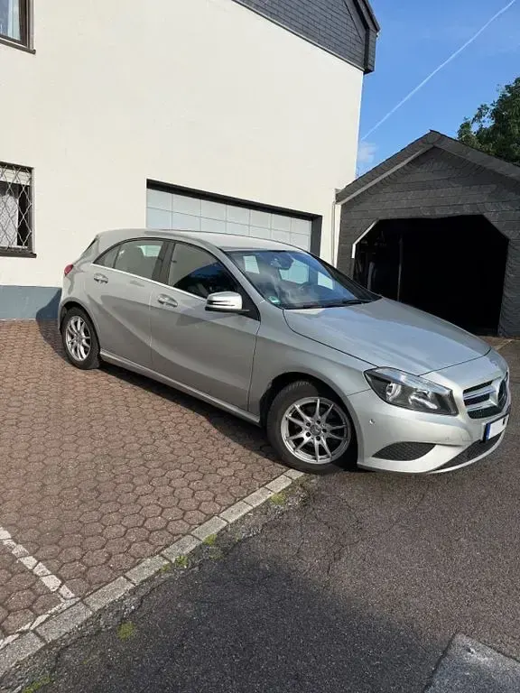 Gebraucht Mercedes A160 Urban 90 PS (66 kW) 2014 Schwarz Kleinwagen