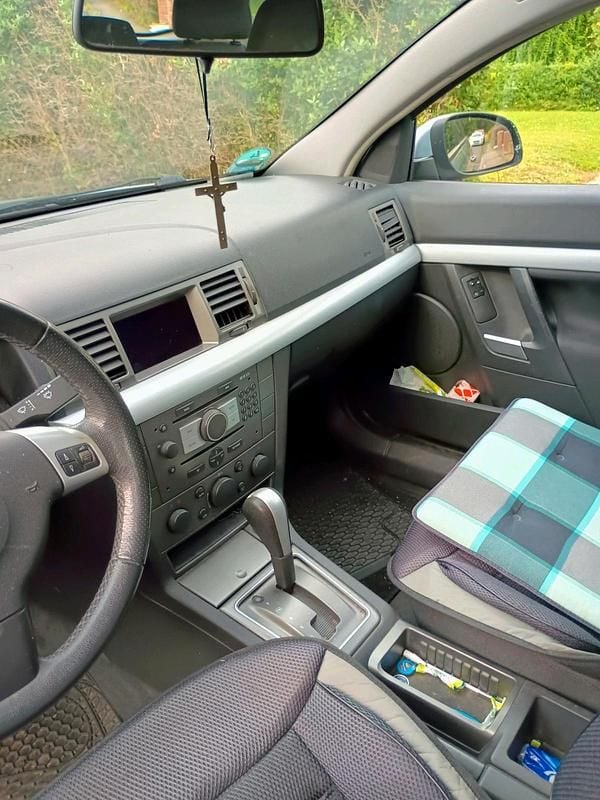 Grau Gebraucht 2005 Opel Vectra Kombi | 279 € (Superpreis) - Bild 1/4