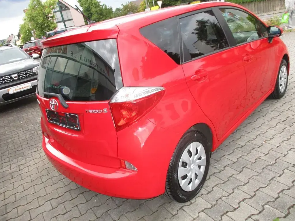 Gebraucht Toyota Verso-S Cool 99 PS (72 kW) 2014 Rot Van / Kleinbus