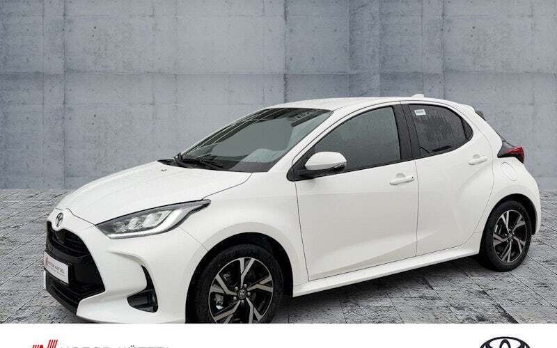 Weiß Neu 2024 Toyota Yaris Hybrid Comfort Limousine | 21.990 € (Superpreis) - Bild 1/4