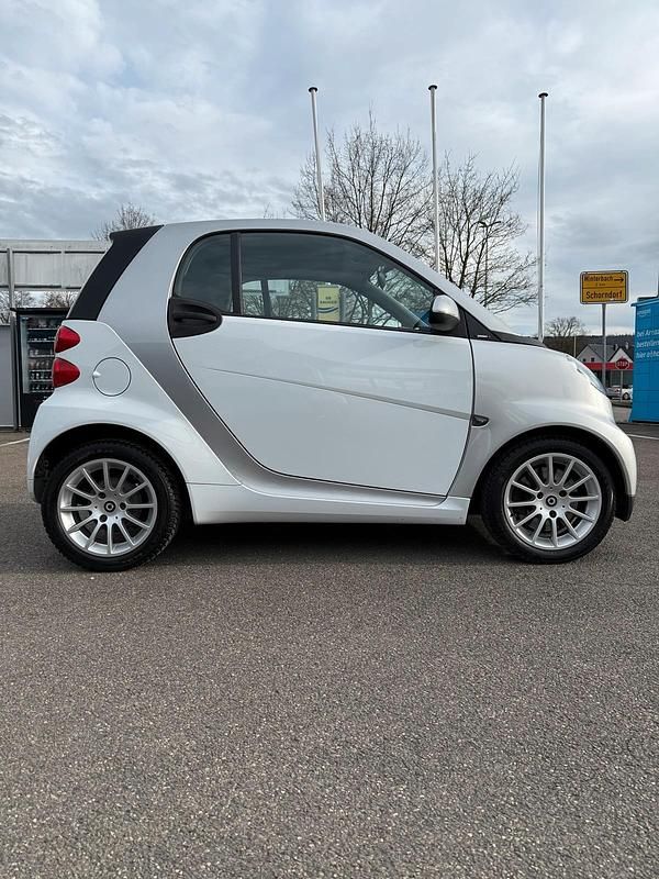 Gebraucht Smart ForTwo Coupé 71 PS (52 kW) 2011 Weiß Coupé
