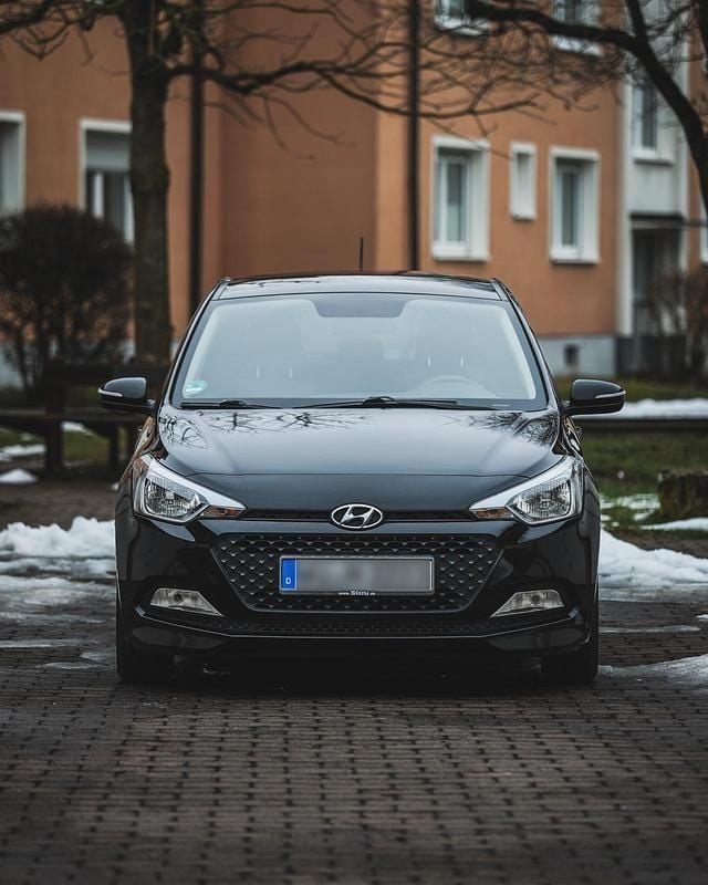 Gebraucht Hyundai i20 84 PS (61 kW) 2018 Schwarz Kleinwagen