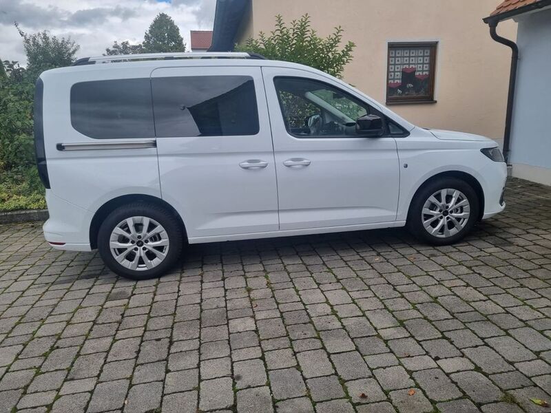 Weiß Gebraucht 2024 Ford Tourneo Connect Titanium Van / Kleinbus | 30.500 € (Guter Preis) - Bild 1/4