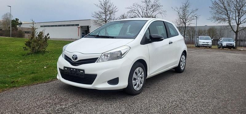 Gebraucht Toyota Yaris 69 PS (50 kW) 2013 Weiß Kleinwagen