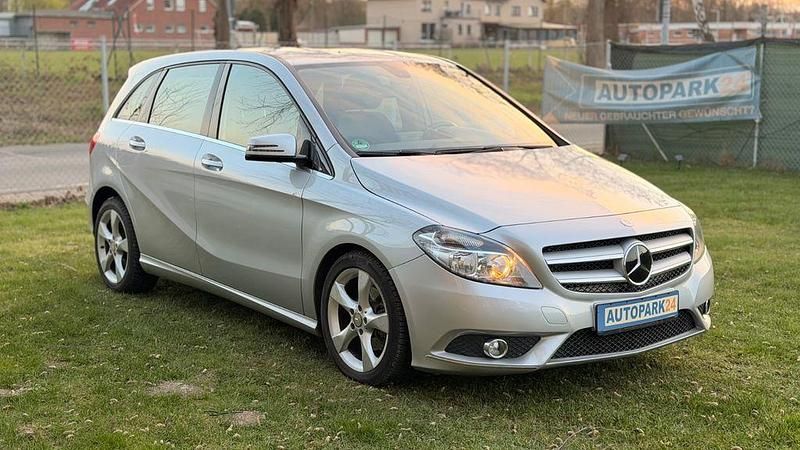 Gebraucht Mercedes B180 122 PS (89 kW) 2013 Silber Van / Kleinbus