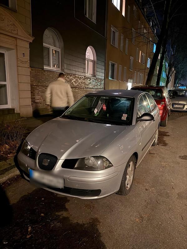 Grau Gebraucht 2004 Seat Ibiza Kleinwagen | 720 € (Fairer Preis) - Bild 1/4