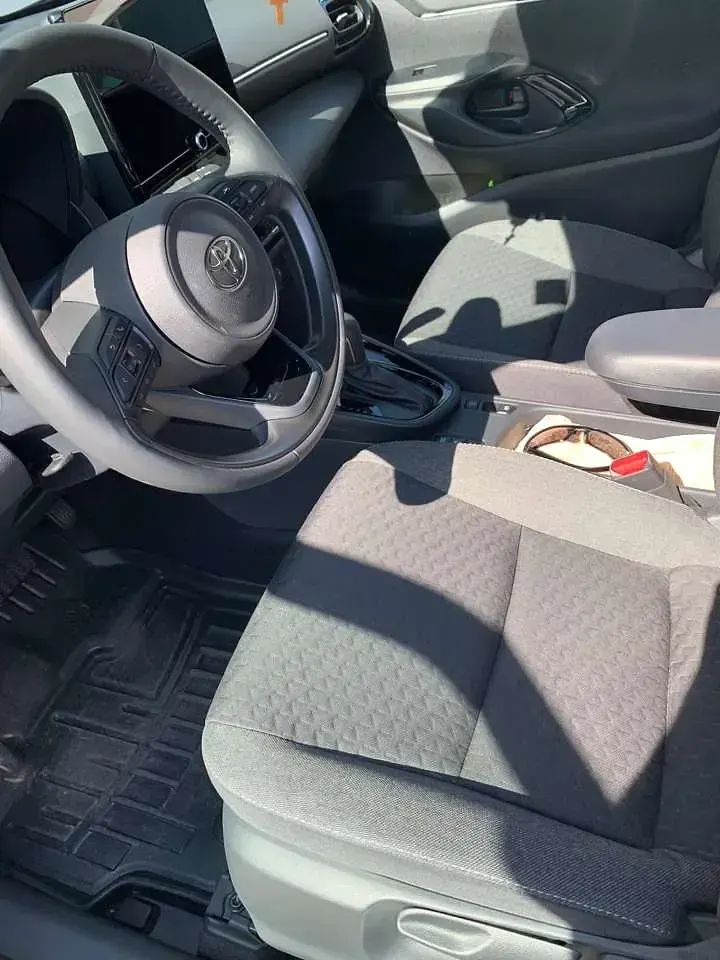 Gebraucht Toyota Yaris Cross Team 131 PS (96 kW) 2025 Silber SUV
